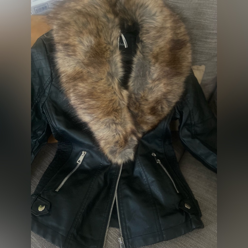 Elegant Black Leather Jacket with Faux Fur Trim